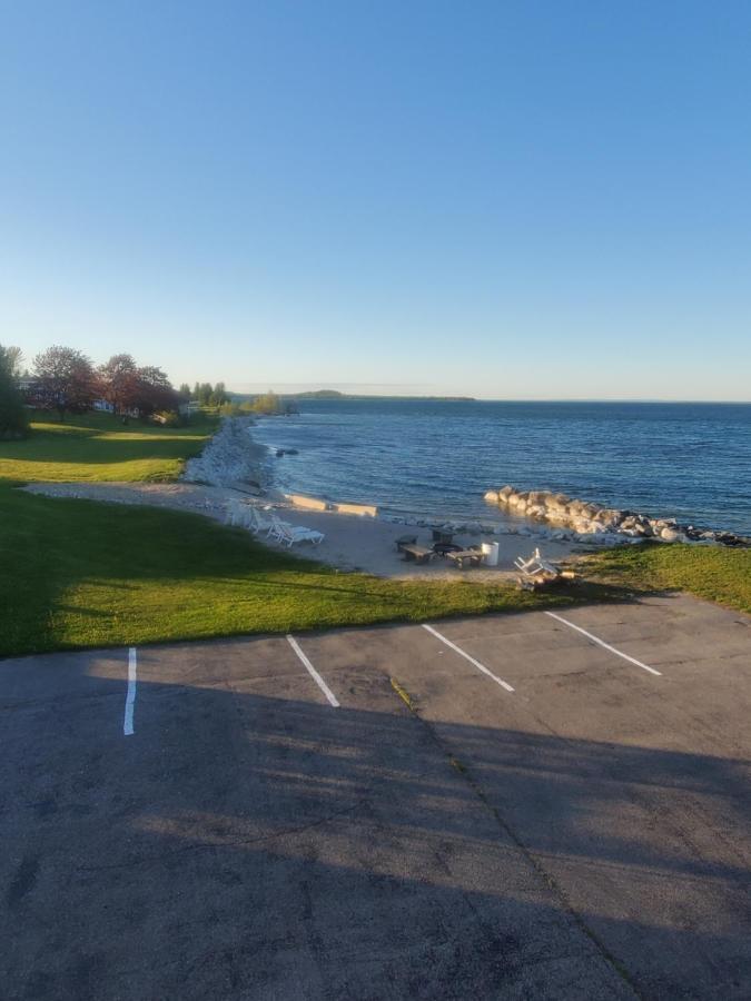 Bayview Lakefront Inn Saint Ignace Dış mekan fotoğraf