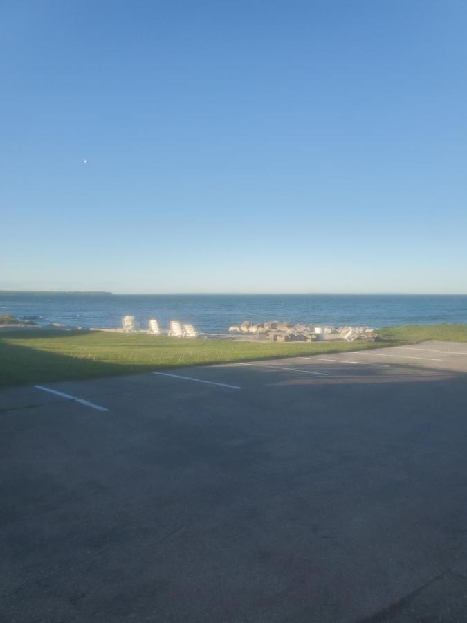 Bayview Lakefront Inn Saint Ignace Dış mekan fotoğraf